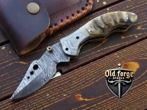 Premium Damascus Pocket Knife – Watered Steel Blade & Horn Handle