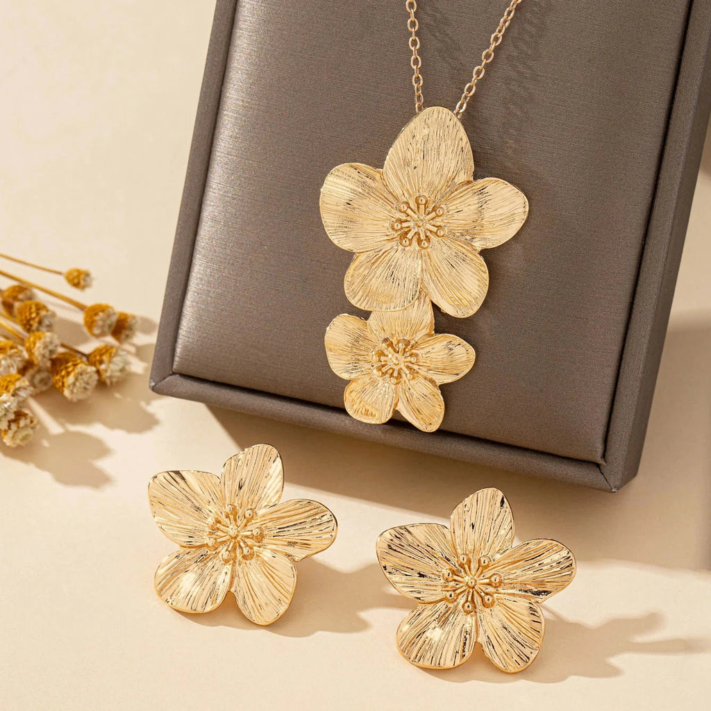 A Set of Women's Jewelry Set, Flower Necklace, Earrings, Simple Set, Suitable for Daily Wear and Gift Giving
