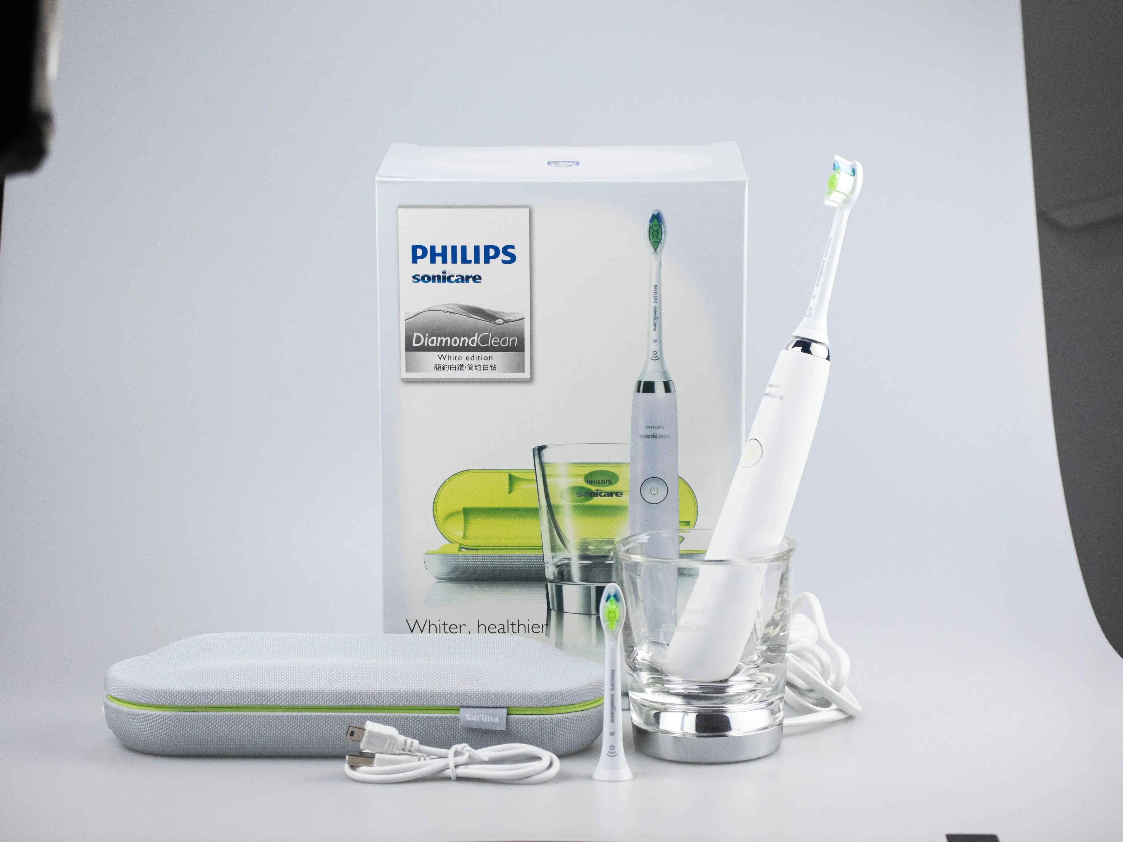 Philips Sonicare Diamond Clean HX9332 Electric Toothbrush Handle,Equipped with a travel charging case and two brush heads